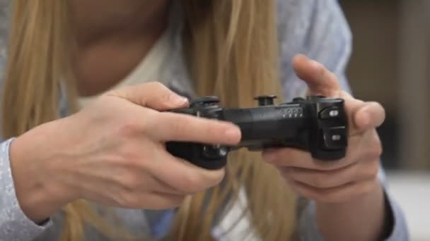 Νεαρή γυναίκα παίζει βίντεο παιχνίδι με joystick, χάνοντας γύρο, θυμωμένοι με ήττα — Αρχείο Βίντεο