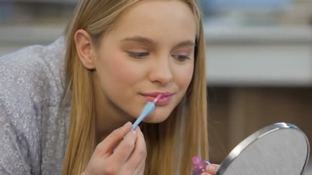Jovencita aplicando lápiz labial, preparándose para la cita, confianza en sí misma, primer plano — Vídeos de Stock