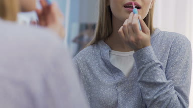 Öğrenci kız uygulama lipgloss, üniversite ya da ofis için basit günlük makyaj