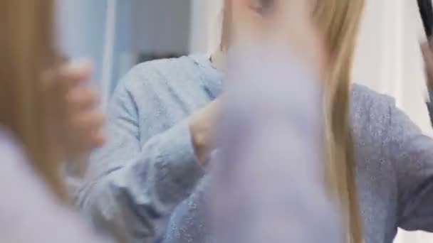 Молодая женщина раздражена сухими обесцвеченными волосами, сердито расчесывая, недостаток витаминов — стоковое видео
