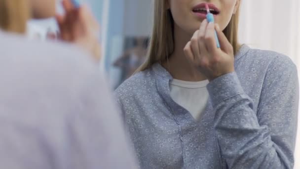 Студентка наносит губную помаду, простой ежедневный макияж для колледжа или офиса — стоковое видео