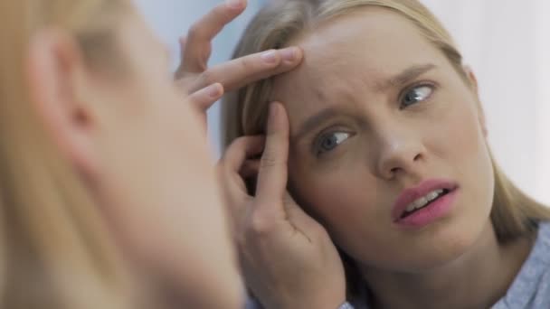 Menina perturbada estalando blackhead com as mãos sujas, procedimentos não higiênicos, acne — Vídeo de Stock