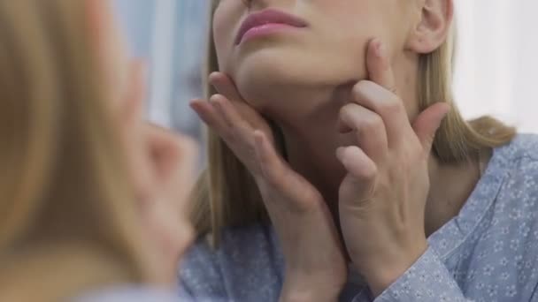 Observeren van mee-eters op kin, gefrustreerd met acne, probleem huid in de puberteit meisje — Stockvideo