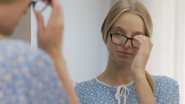 Geek girl sundala brýle a unlacing vlasy, přírodní krásy, sebevědomí — Stock video