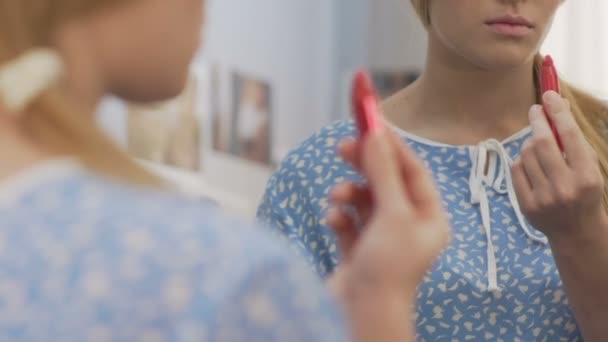 Ντροπαλό κορίτσι εφαρμογή κόκκινο κραγιόν, ξεπερνώντας ανασφάλειες nerd, αυτοπεποίθηση — Αρχείο Βίντεο