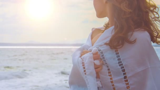 Mulher romântica bonita desfrutando incrível pôr do sol na praia closeup, férias — Vídeo de Stock