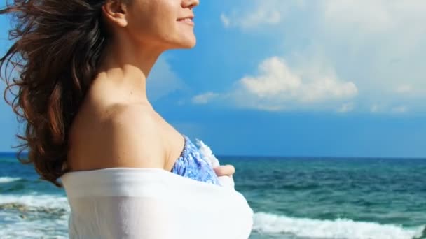 Feliz joven morena mirando al horizonte en la playa, disfrutando de la vista, la relajación — Vídeo de stock