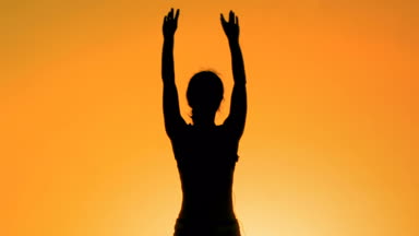 Yoga yaparken sabah, gündoğumu eğitim, zihin ve beden dengesi kadın siluet