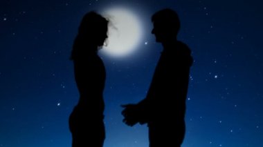 Elele ve yıldızlı gece gökyüzü altında ilişkiler Öpüşme Romantik Çift
