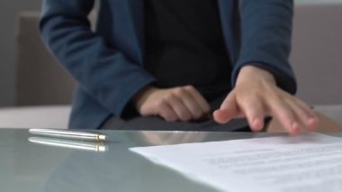 Boşanma belgeleri imzalama kadın nafaka ödeme closeup, Aile Hukuku alarak
