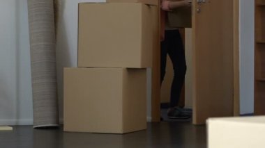 Kiralık Daire içine kız öğrenci taşıma kutuları, yeni hayatın başlangıcı