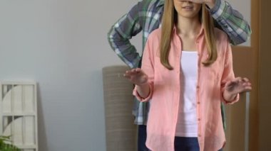 Yeni ev, başarılı aile satınalma anahtarlarına gösterilen karı şaşırtıcı koca