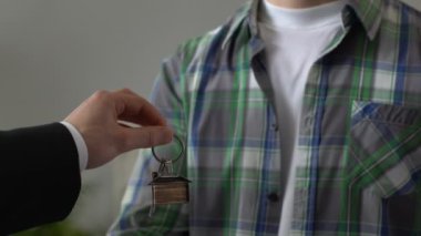 Adam emlak alımı, gençler için ipotek anahtarları veren emlakçı