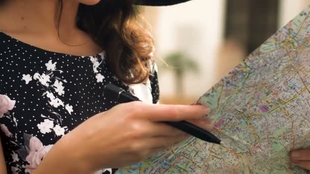 Hermosa mujer turista chequeando mapa en primer plano cafetería, tomando notas, turismo — Vídeos de Stock