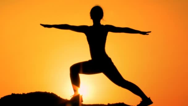 Silhueta de atlético feminino praticando ioga na montanha, cuidados de saúde — Vídeo de Stock