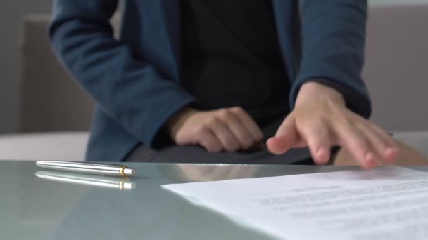 Vrouw ondertekenen van documenten van de echtscheiding, die van de alimentatie betaling close-up, familierecht — Stockvideo