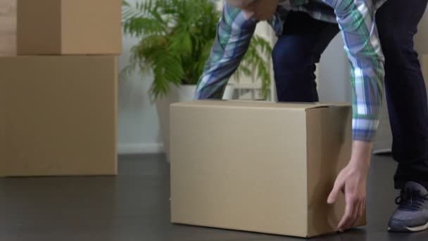 Homem levando caixa e saindo de casa, perda de habitação devido a dívidas, falência — Vídeo de Stock