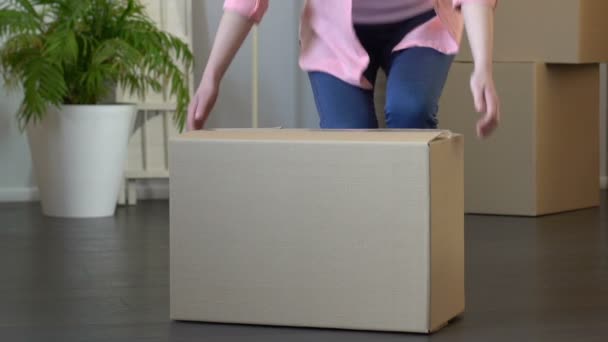 Meisje student doos met spullen, weghalend verlaten appartement, onvermogen om te betalen — Stockvideo