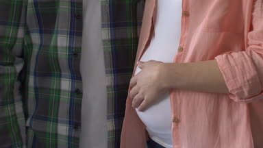 Aile bekliyor bebek, karın hamile eşi, destek okşayarak koca sevgi dolu