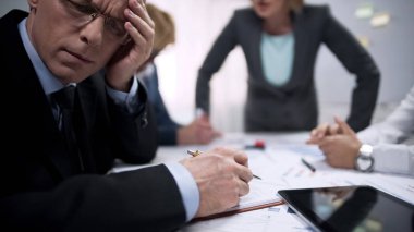 Duygu yorgun memur korkuyor, terör Bayan patron ile toplantısında acı