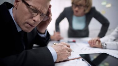 Mutsuz Yöneticisi göz teması ile rahatsız kadın patron, iş stresinden kaçmak