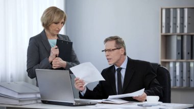 Yeni asistanı, personel eğitimi tarafından hazırlanan iş sözleşme okumak patron