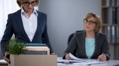 Kadın işçi malzeme, işsizlik sorunu ile patron ofiste ayakta reddetti