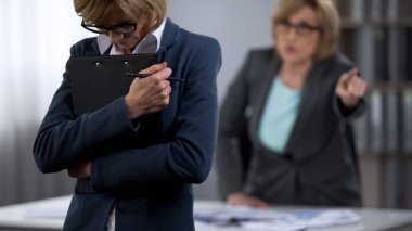 Bayan Patron ofisinden, çıkarılma üzgün kadın işçiye dışarı tekmelemek