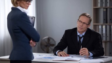 Kadın Yardımcısı utandım dönüm erkek patronu görünümünü şehvet uzak