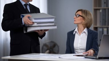 Sıkı patron işçi çalışma ile aşırı önyargılı çalışanlara yönelik tutumları