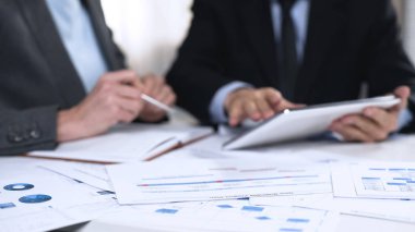 Pazar geliştirme hakkında fikir alışverişi iş ortakları Tablet PC'yi kullanma