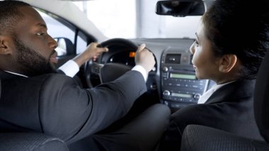 Çekici kadın arabada oturan entrika, işlemek için onun meslektaşım ikna