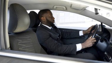 Afro-Amerikan erkekte meşgul iş toplantısına tarafından araba pahalı takım elbise