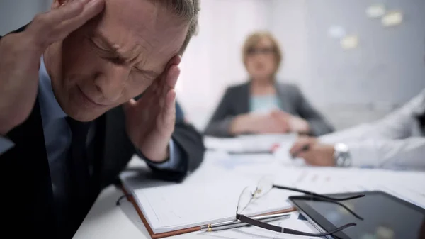 Männlicher Arbeitnehmer Hat Migräneattacke Die Durch Stress Und Erschöpfung Arbeitsplatz — Stockfoto