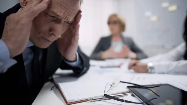 Man Håller Hans Huvud Migränanfall Orsakas Stress Utmattning Arbetsplatsen — Stockfoto