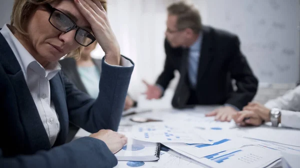 Mulher Tentando Abstrair Chefe Gritando Esgotamento Ocupacional Excesso Trabalho — Fotografia de Stock