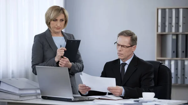 Onderliggende Office Vrouw Voelen Ongemakkelijk Tijdens Bijeenkomst Met Boss Verkeerde — Stockfoto