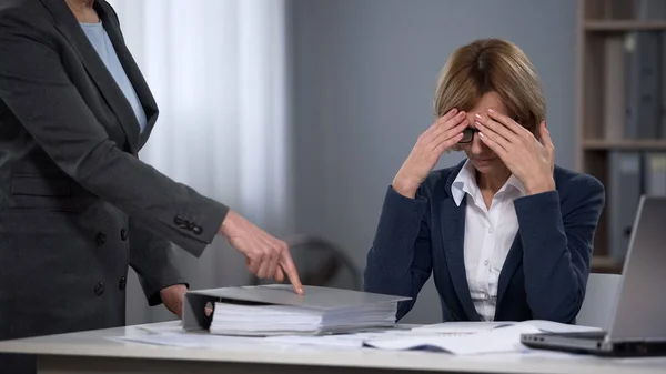 Müde Gestresste Büroangestellte Spüren Druck Des Chefs Überstunden — Stockfoto