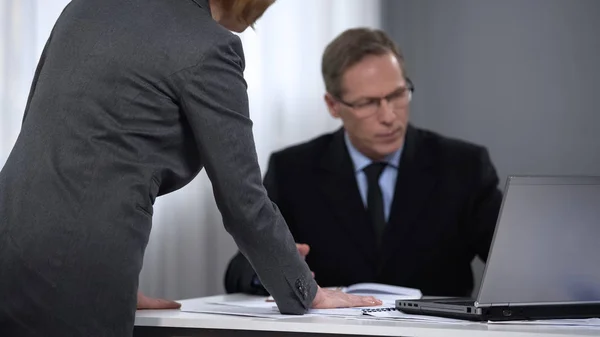 Toezichthouder Vrouw Ongelukkig Met Het Verslag Van Manager Slechte Prestaties — Stockfoto