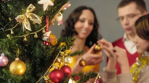 Padres Amorosos Ayudando Hija Decorar Árbol Navidad Momentos Mágicos — Foto de Stock