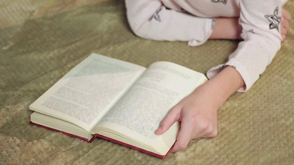 Kleines Mädchen Liest Interessantes Buch Über Abenteuer Glückliche Kindheit Träume — Stockfoto
