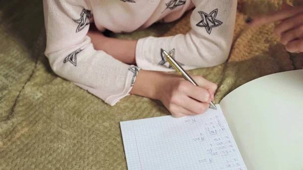 Chica Inteligente Resolviendo Ecuaciones Matemáticas Cama Educación Hogar — Foto de Stock