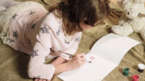 Duktig Tjej Prydligt Ritning Med Gouache Vackra Blommor Hennes Album — Stockfoto