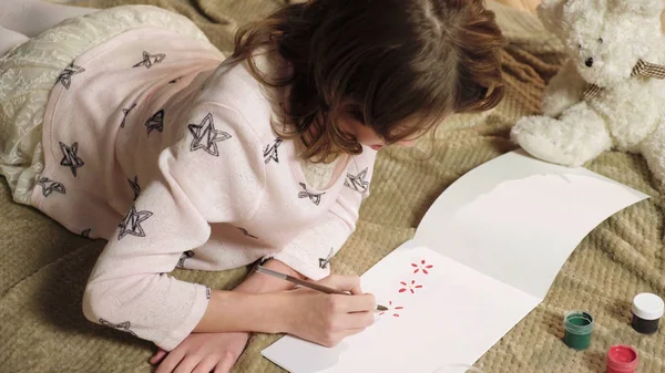Mała Dziewczynka Rysunek Kolorowy Kwiaty Jej Album Marząc Lecie Ciepło — Zdjęcie stockowe