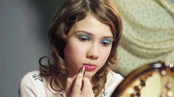 Mädchen Lippenstift Auftragen Make Mit Müttern Kosmetik Junge Wahre Dame — Stockfoto