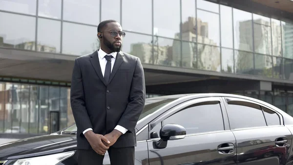 Pewnie Kierowca Afro Amerykański Stojący Samochód Strzeżony Biznes — Zdjęcie stockowe