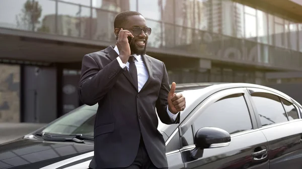 Afroamericano Mostrando Pollici Parlando Telefono Manager Concluso Affare — Foto Stock