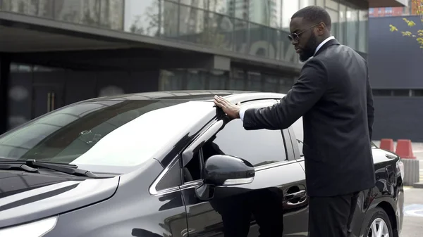 Homme Afro Américain Scrupuleux Essuyant Nouvelle Voiture Avant Quitter Parking — Photo