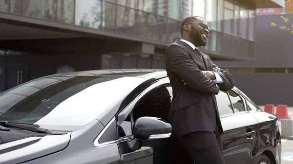 Bello Uomo Afroamericano Sinceramente Sorridente Stare Vicino Alla Sua Auto — Foto Stock