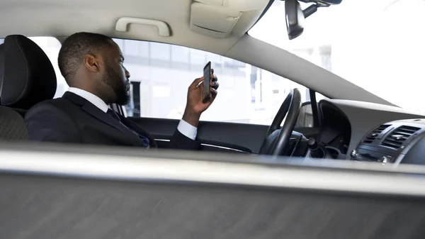 Chauffeur Attente Patron Ennuyé Application Nouvelles Défilement Sur Son Smartphone — Photo
